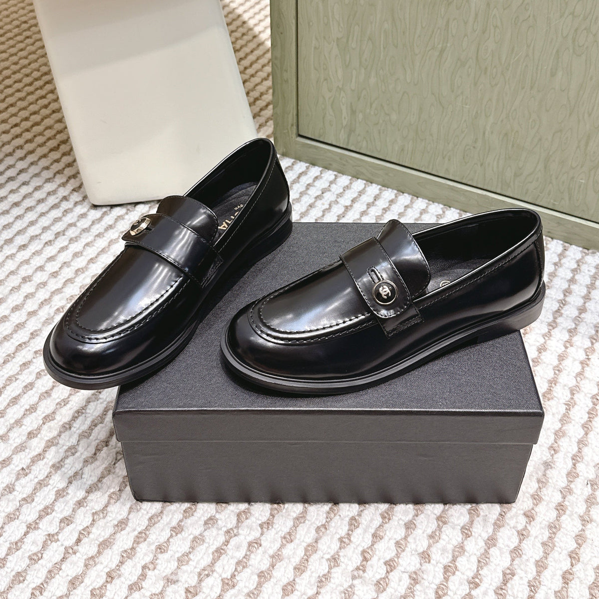 CHANEL 25S GODDESS FLAT LOAFERS IN BLACK GLOSSY CALFSKIN GOLD HARDWARE