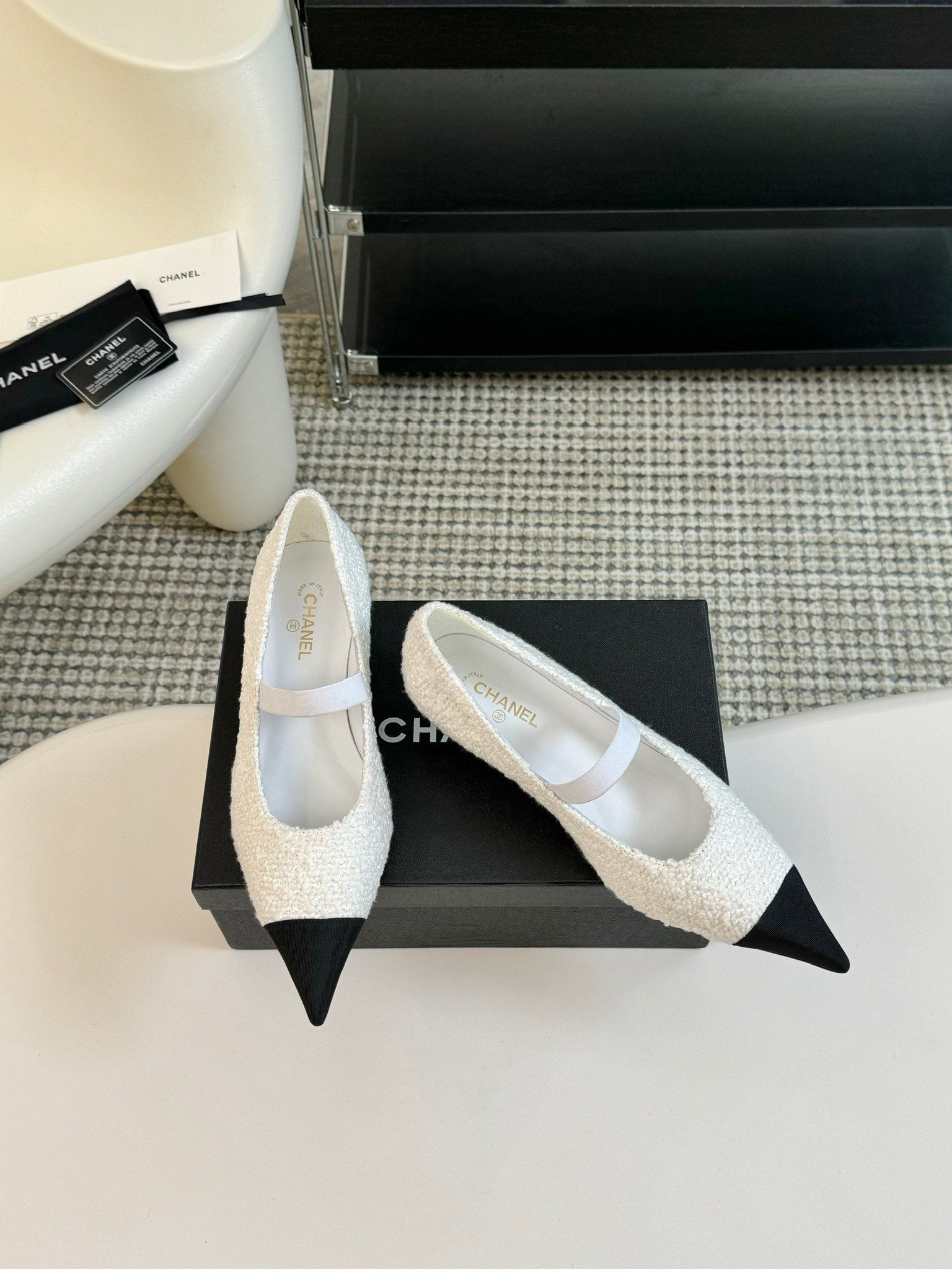 CHANEL MARY JANE IN WHITE TWEED AND BLACK SATIN